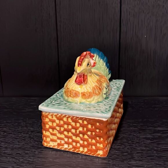 Vintage Ceramic  Hen 1960's empty trinket box. Pretty hen on a basket. - Picture 2 of 8